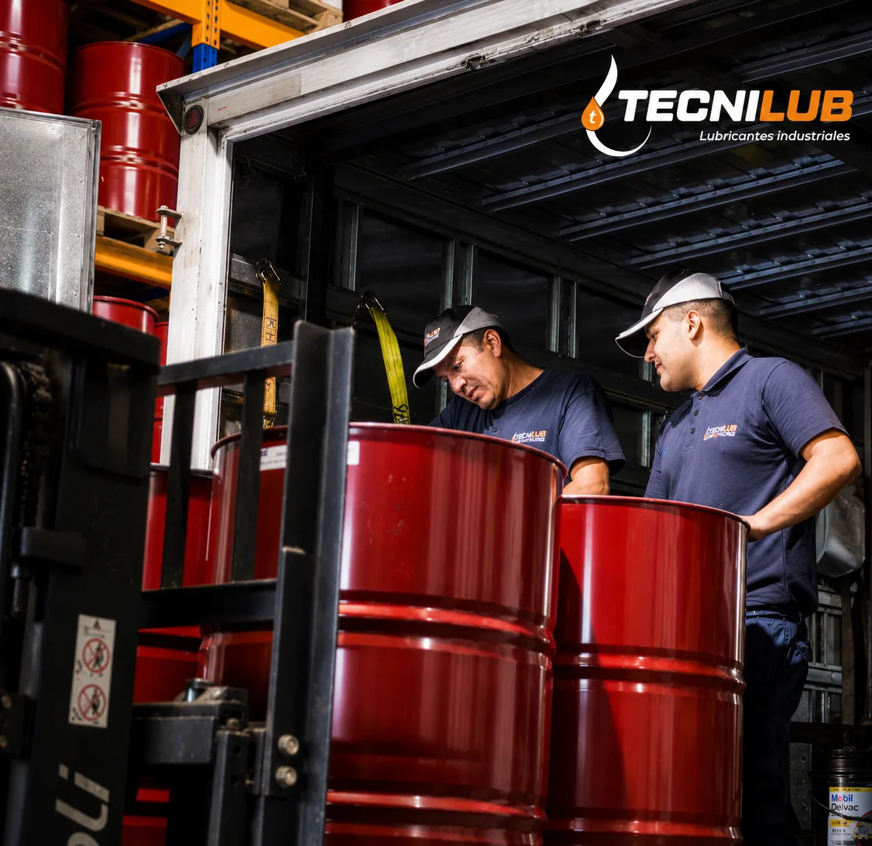 Personal de TECNILUB con cilindros de lubricante